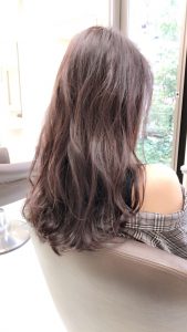 ピンクベージュ ベリーピンク などの ピンク系のヘアカラー のオススメ 明るい髪の毛や 艶のある髪をお望みの方にイチオシ パーソナルカラーでスプリングタイプを持っている方には絶対に似合います 可愛く見られたい方にもオススメですー メビウス